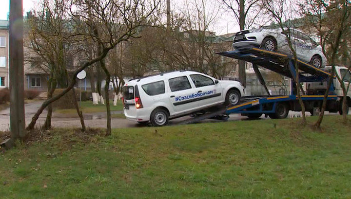 Больница и поликлиника Пскова получили новые автомобили для врачей