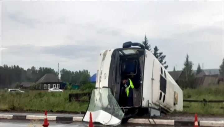 Автобус с пассажирами перевернулся под Красноярском